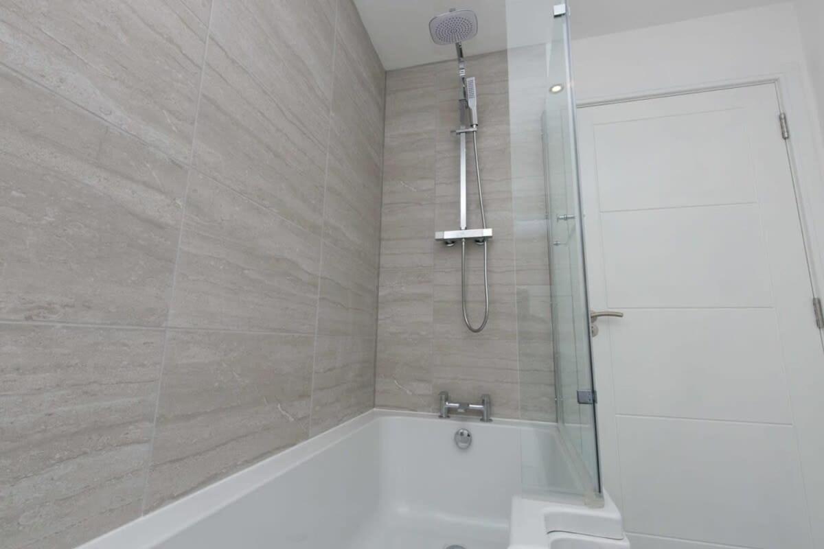 Stunning 2 Bedroom Apartment In Уолласи Экстерьер фото