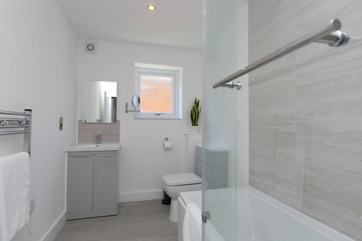 Stunning 2 Bedroom Apartment In Уолласи Экстерьер фото